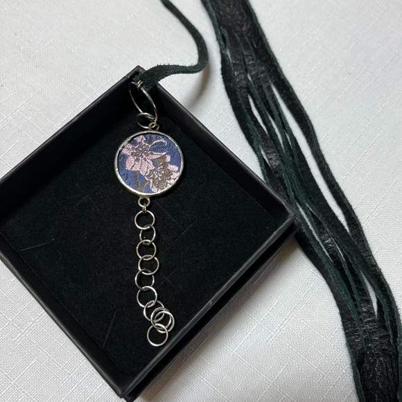 Handmade triple leather wrap bracelet. Sterling Silver. Silk floral fabric - Picture 8 of 8